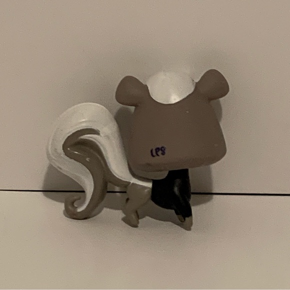 🦨 4/$25 LPS LITTLEST PET SHOP #2893 PEPPER CLARK SKUNK 🦨 - Picture 3 of 5